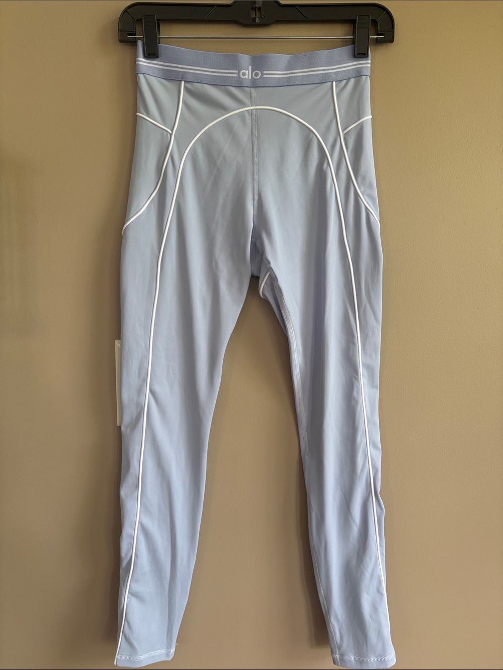 alo Yoga Airbrush High-Waist Heart Throb leggings with white piping.  NEVER WORN